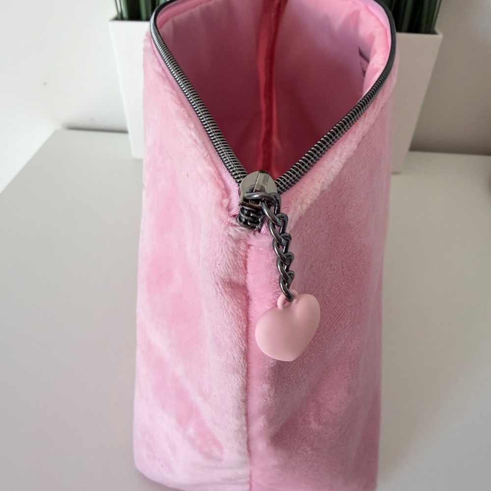 New Juicy Couture Soft Pink Cosmetic Case - Picture 5 of 8